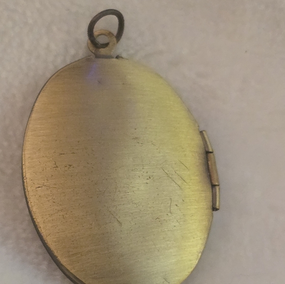 Vintage Brass Floral Locket Necklace Oval Treasure Photo Pendant - Picture 3 of 9